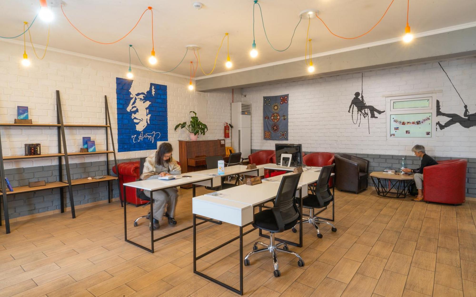 Ololofreelander Hostel&Coworking Bishkek Bagian luar foto