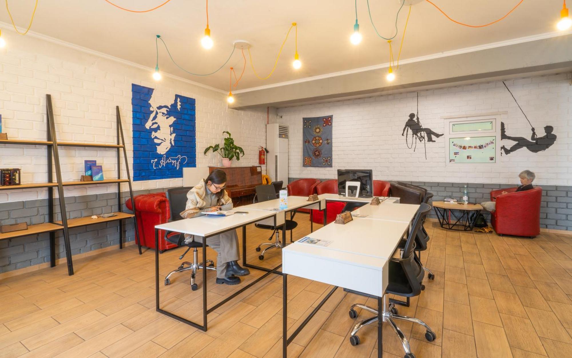Ololofreelander Hostel&Coworking Bishkek Bagian luar foto