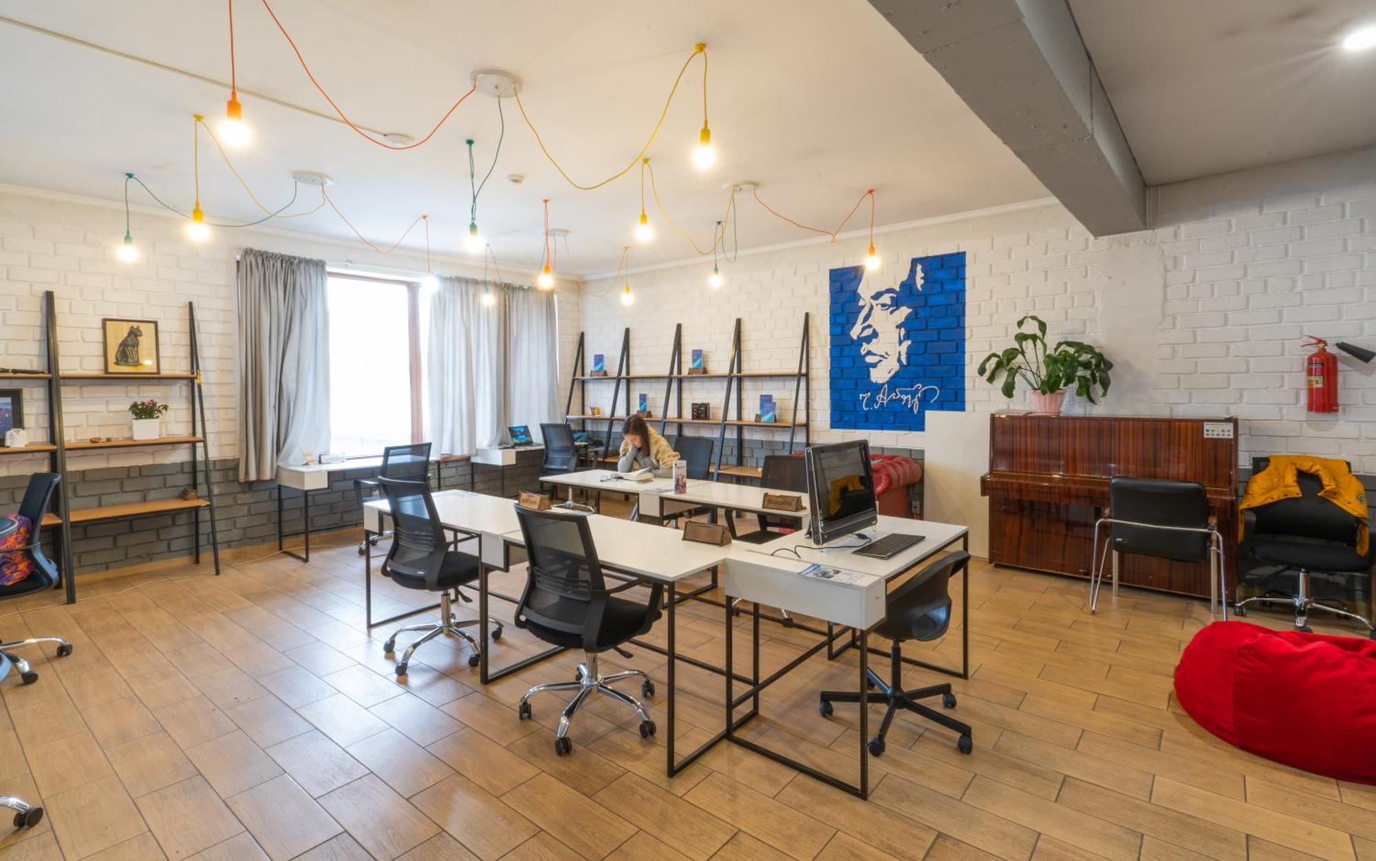 Ololofreelander Hostel&Coworking Bishkek Bagian luar foto