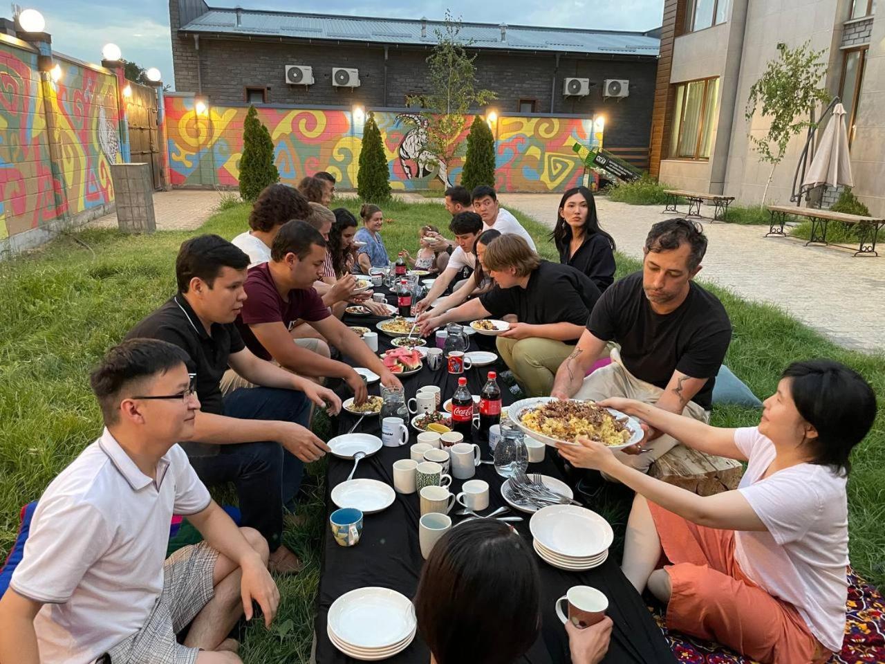 Ololofreelander Hostel&Coworking Bishkek Bagian luar foto